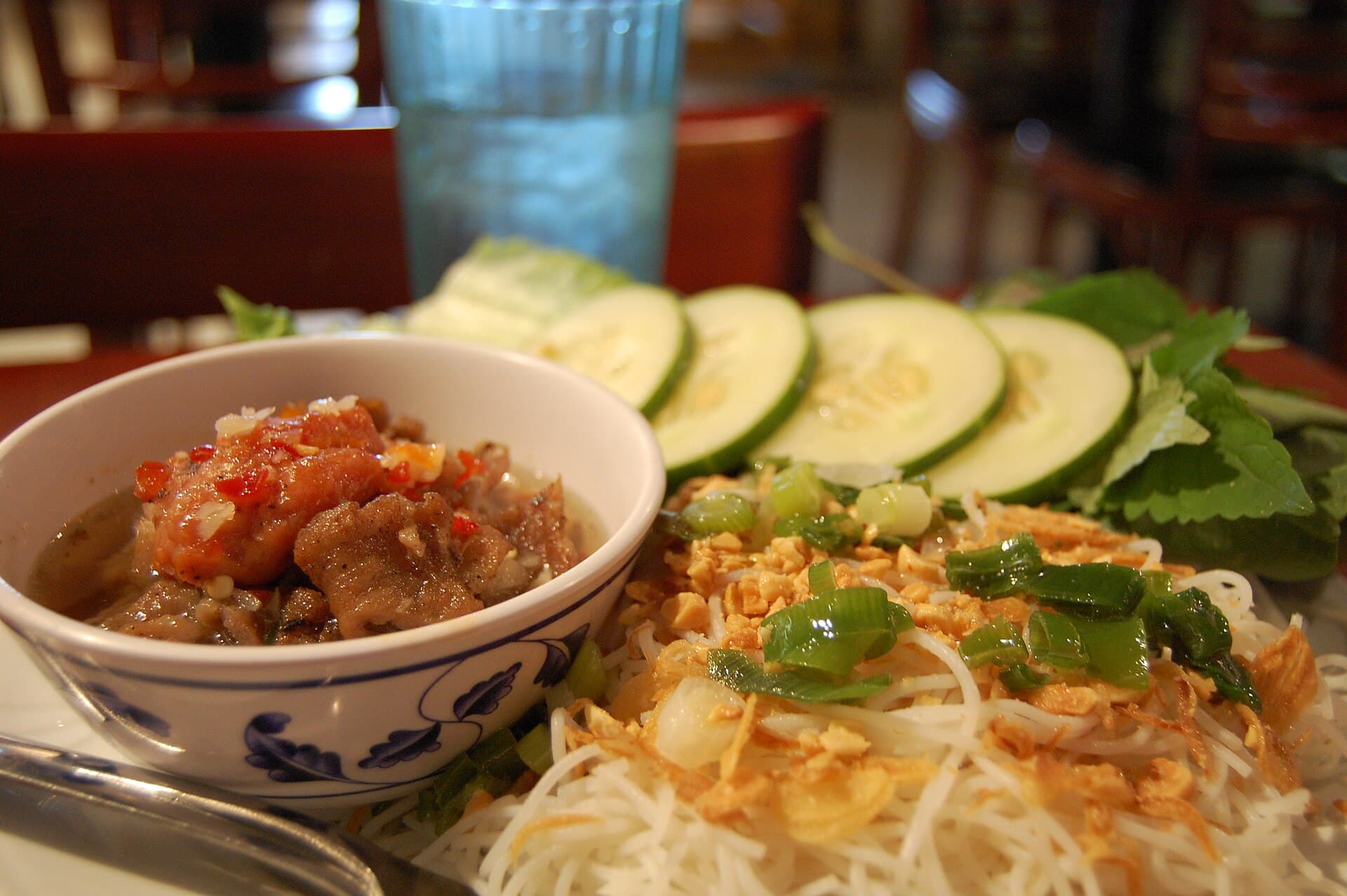 Bún chả Hà Nội trên bàn ăn