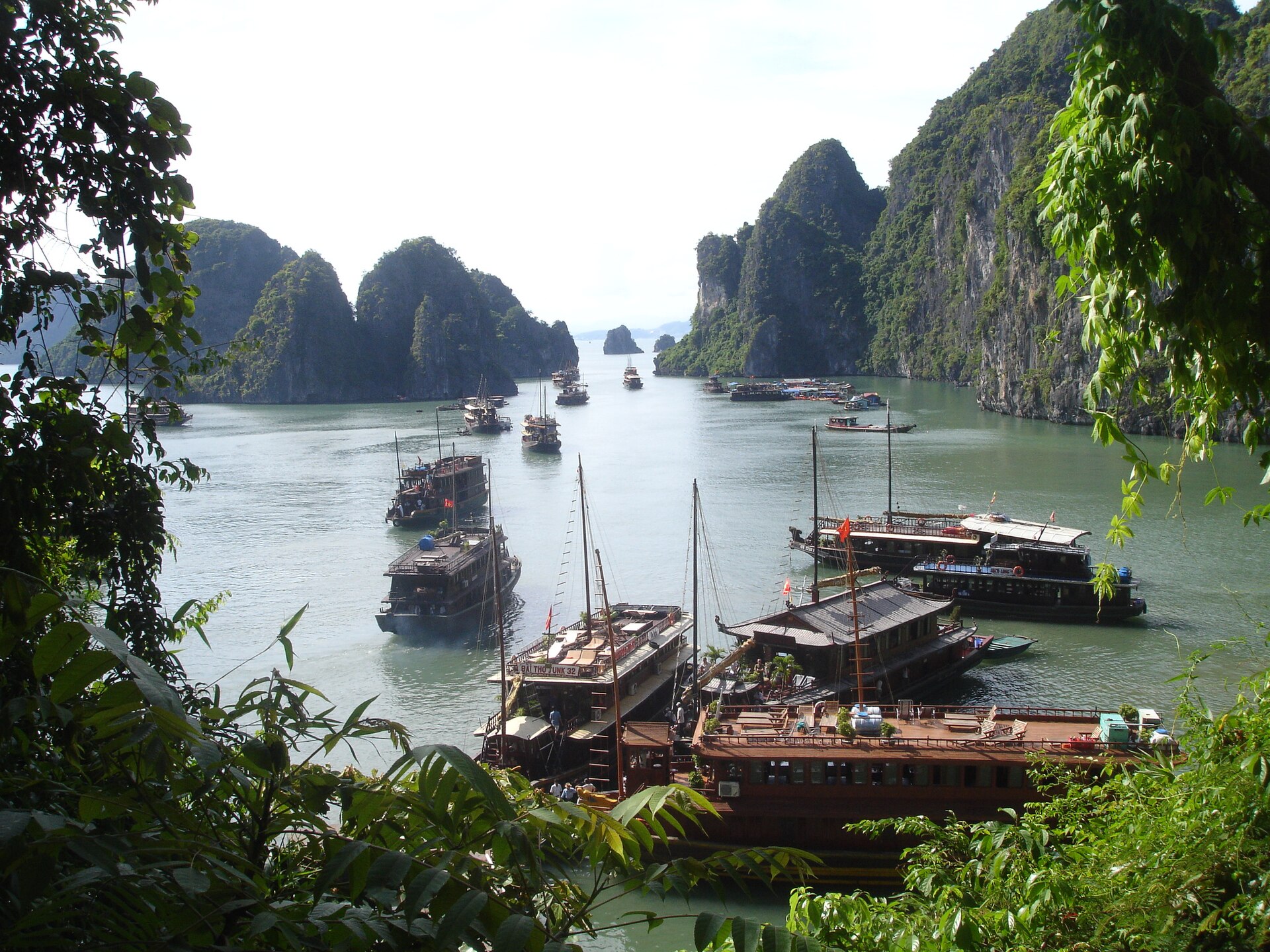 Thuyền giữa các đảo đá trên Vịnh Hạ Long